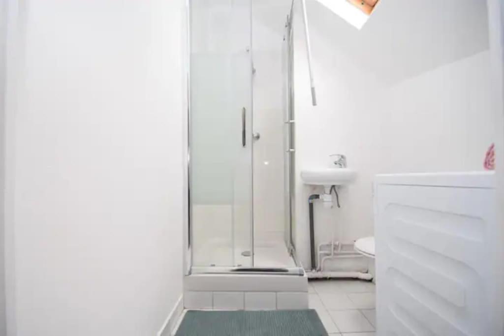 Disponible - Appartement Entier - 10Mn Rer B Aeroport Cdg - Paris Gare Du Nord, T11 Express, Le Bourget, Tout Equipe, Netflix Gratuit, 3 Personnes, 4Eme Etage, Escaliers, Parc Des Expositions, Parking Rue Gratuit Apres 19H Drancy Exterior photo