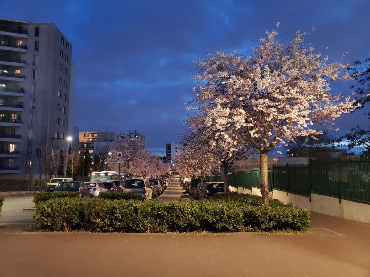 Disponible - Appartement Entier - 10Mn Rer B Aeroport Cdg - Paris Gare Du Nord, T11 Express, Le Bourget, Tout Equipe, Netflix Gratuit, 3 Personnes, 4Eme Etage, Escaliers, Parc Des Expositions, Parking Rue Gratuit Apres 19H Drancy Exterior photo